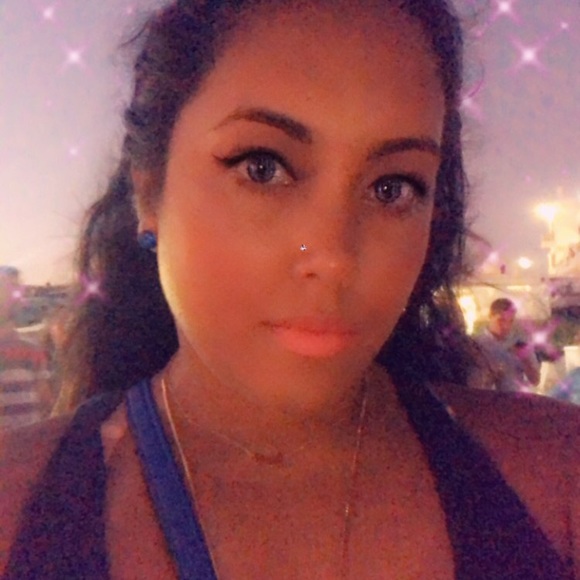 Meet your Posher, Sarah Marie - Picture 1 of 17